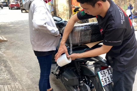 PHỤ BUỘC HÀNG CHO KHÁCH